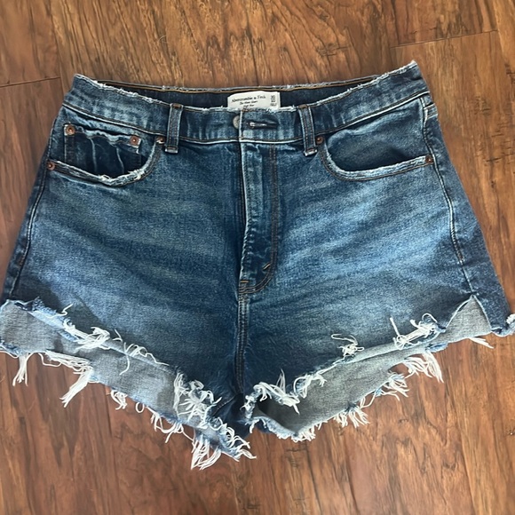 Abercrombie high rise. The Mom Short - Picture 1 of 3